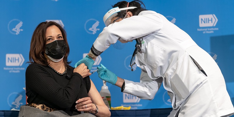 Dapat Suntikan Kedua, Kamala Harris: Vaksin Aman Dan Menyelamatkan Hidupmu