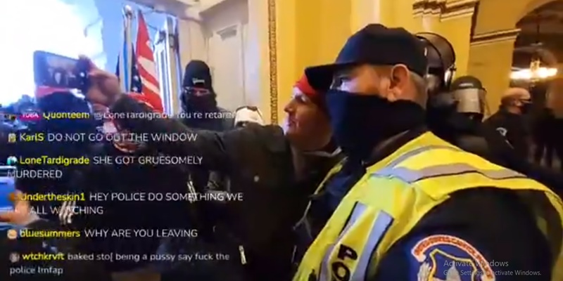 Polisi Capitol Hill Berfoto Selfie Dengan Pengunjuk Rasa, Netizen Heboh: Narsis Dengan Teroris!