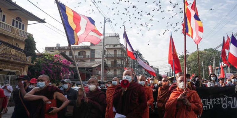 Bawa Bendera Warna-warni, Bhiksu Buddha Ikut Turun Ke Jalan Menentang Kudeta Myanmar