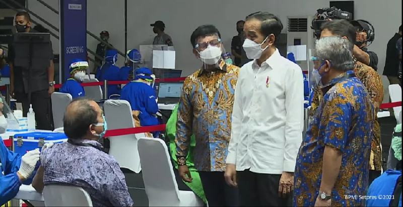 Ditemani Ketua Dewan Pers Dan Menkominfo, Jokowi Tinjau Penyuntikan Vaksin Untuk Awak Media