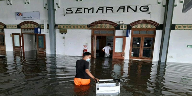 Perjalanan Kereta Api Lintas Utara terganggu Banjir Di Semarang