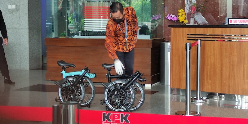 Utusan Ihsan Yunus Serahkan 2 Sepeda Brompton Dari Pemberi Suap Bansos Ke KPK