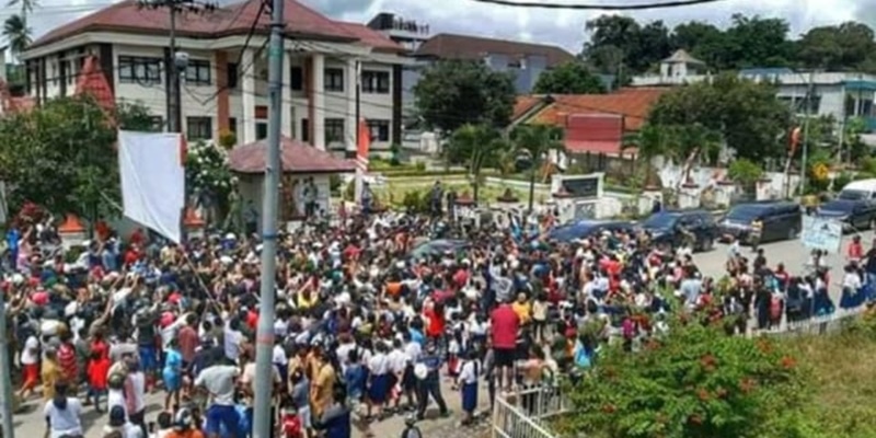 Jokowi Dikerubung Warga, Iwan Sumule: Rakyat Dihukum, Rakyat Diminta Maklum