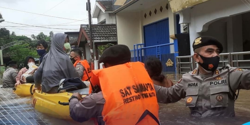 Selama 3 Hari, Ribuan Pasukan TNI-Polri Dikerahkan Bantu Korban Banjir Jabodetabek