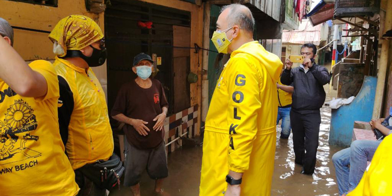 Serahkan Bantuan, Golkar Jakarta Minta Pengungsi Banjir Jaga Protokol Kesehatan