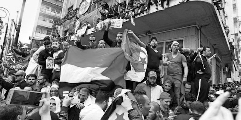 Tuntut Revolusi Total, Warga Aljazair: Rakyat Adalah Satu-satunya Pahlawan