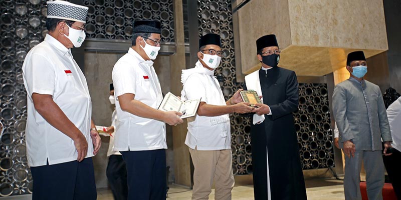 Milad Ke-43 Masjid Istiqlal, Yayasan Muslim Sinar Mas Wakafkan Ribuan Mushaf Al Quran