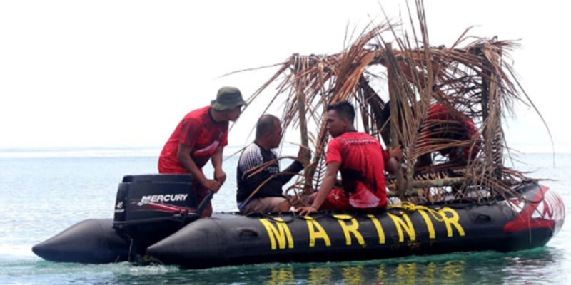 Perbaiki Ekosistem Laut, Batalyon Infanteri 7 Marinir TNI AL Tanam Rumpon Di Pantai Anggaraksa Lampung