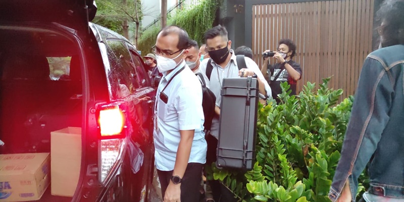 Penyidik KPK Tenteng Dua Koper Hitam Dari Rumah Ihsan Yunus