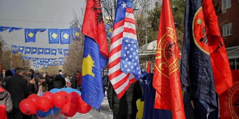 Bendera Biru Membentang Di Pristina Dalam Perayaan Kemerdekaan Kosovo Ke-13