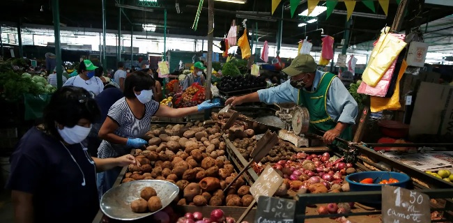 Pedagang Pasar Hingga Karyawan Mal Divaksin Duluan, Jokowi: Kita Ingin Memagari