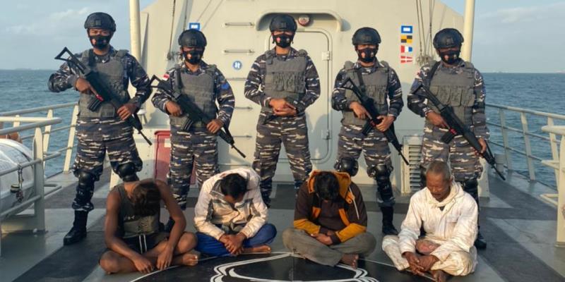 TNI AL Tangkap Lima Pencuri Di Selat Singapura