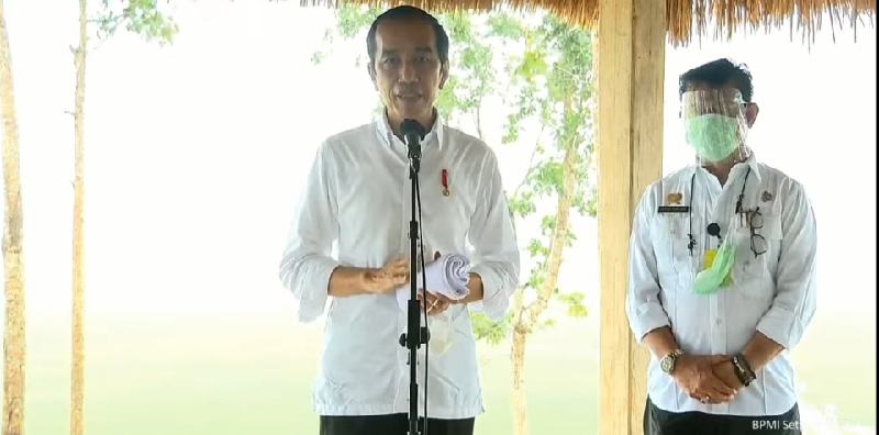 Meski Diguyur Hujan, Jokowi Tetap Tinjau 5.000 Hektar Lumbung Pangan Di Sumba Tengah