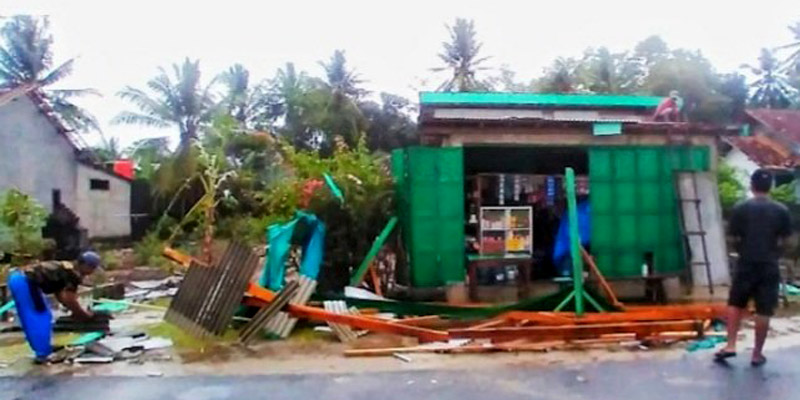Puting Beliung Hajar 3 Kabupaten Di Lampung, Belasan Rumah Rusak