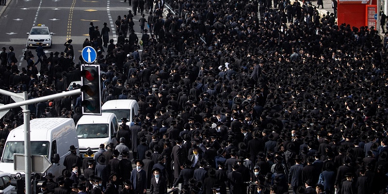 Netanyahu Tidak Berdaya Bubarkan Ribuan Orang Yang Padati Pemakaman Rabi, Khawatir Hilang Dukungan Ultra-Ortodoks?