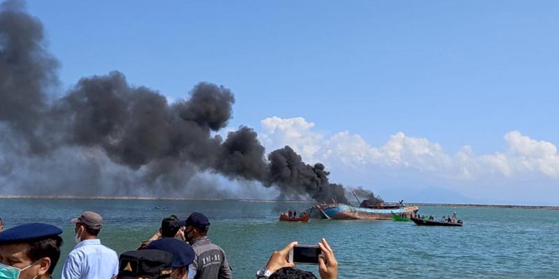 Kejaksaan Banda Aceh Tenggelamkan Dua Kapal Ikan Asal Thailand