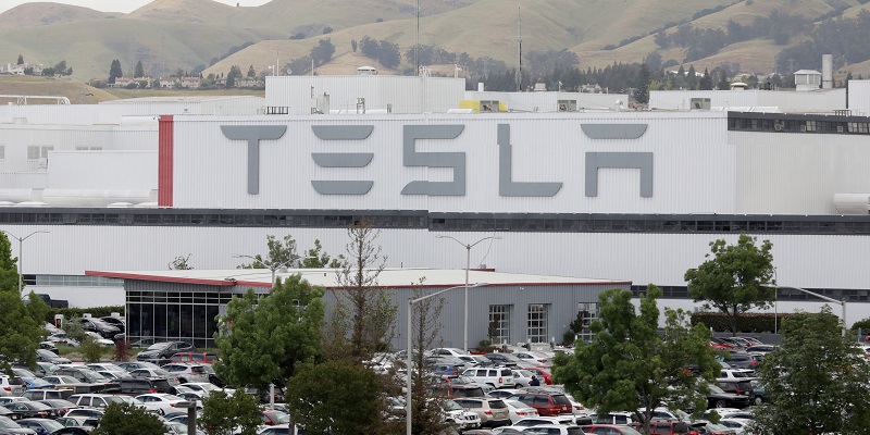 Pabrik Tesla Di California Dilanda Kebakaran