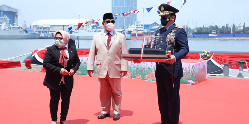 Menhan Prabowo Terima Kapal Selam KRI Alugoro-405 Buatan PT PAL