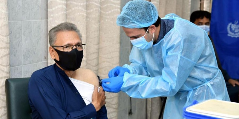 Terima Suntikan Vaksin Sinopharm, Presiden Pakistan  Arif Alvi: Tetap Pakai Masker Dan Jaga Jarak