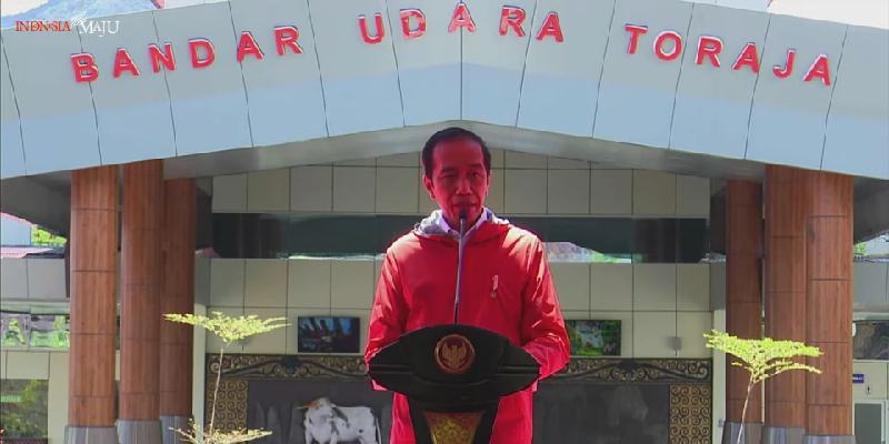 Jokowi Resmikan Bandara Tana Toraja Dan Pantar Pakai Jaket Merah