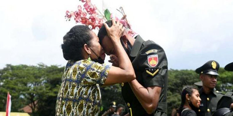1.000 Orang Asli Papua Dilantik Jadi Bintara TNI AD, Tangis Haru Keluarga Pecah
