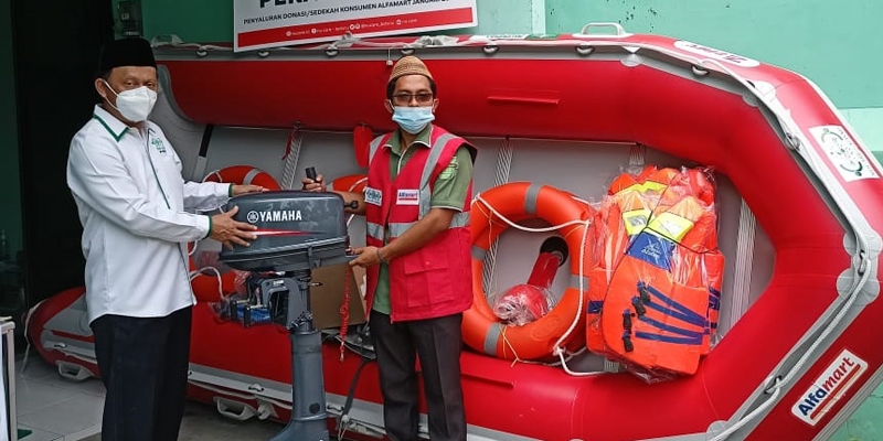 LAZISNU-Alfamart Serahkan Bantuan Perahu Karet Di Tiga Provinsi Terdampak Banjir