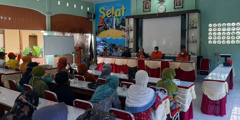Salurkan BST Di Selat Nasik, Pos Tanjung Pandan Gandeng Komunitas