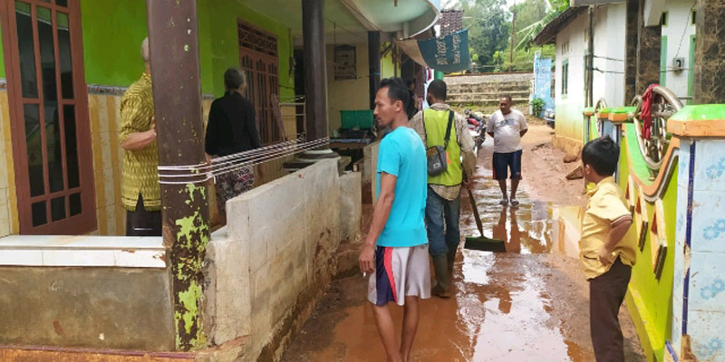 Diduga Terkena Imbas Proyek KIT Batang, Dukuh Celong Dihantam Banjir Lumpur