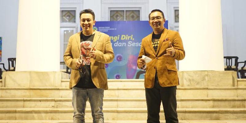 Bertandang Ke Bandung, Diaz Hendropriyono Dan Ridwan Kamil Berpose Di Tangga Ala Menteri Kabinet