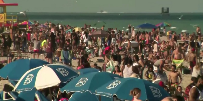 Kerumunan Pengunjung Makin Tak Terkendali, Pantai Miami Berlakukan Keadaan Darurat