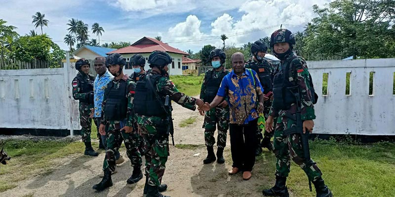 Prajurit TNI Jalin Silaturahmi Dengan Tokoh Adat Papua Di Skouw Mabo