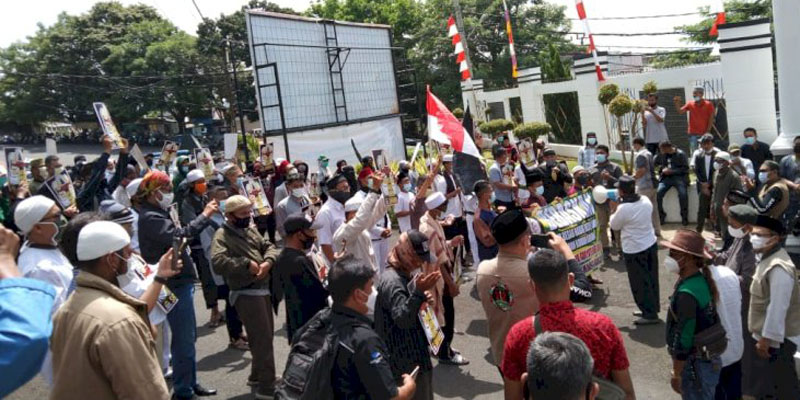 Geruduk Kejati Lampung Tuntut Pembebasan Habib Rizieq, Puluhan Massa Geram Nyatakan 8 Sikap