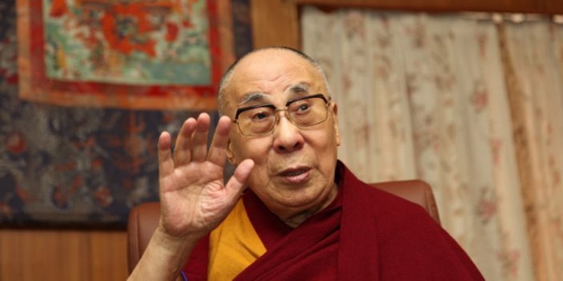 Dalai Lama Tenzin Gyatso Terima Suntikan Pertama Vaksin Covid-19, Ajak Pengikutnya Tak Ragu Divaksin