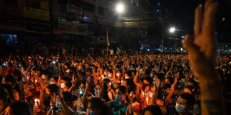 Hormati Korban Tewas, Ratusan Lilin Dinyalakan Di Myanmar
