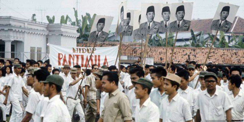 Parade Pemuda pemudi Barisan Soekarno./Repro
