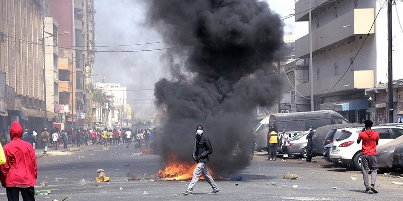 Senegal Membara, Massa Lakukkan Protes Besar-besaran Atas Penangkapan Pemimpin Oposisi Ousmane Sonko