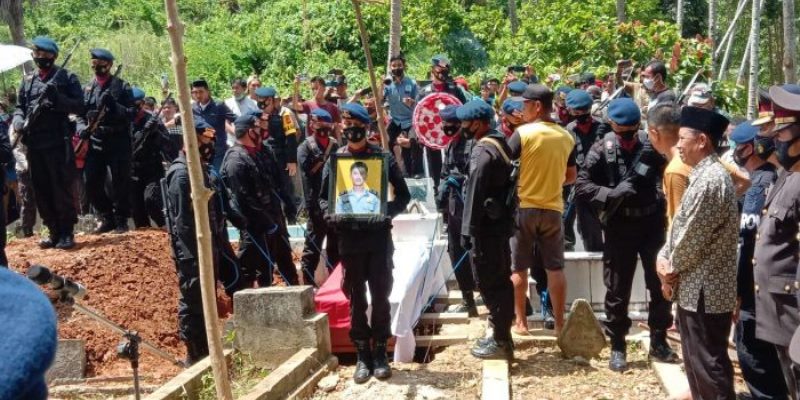 Baku Tembak Di Poso, Almarhum Brigadir Herlis Dikebumikan Disamping Pusara Orangtuanya