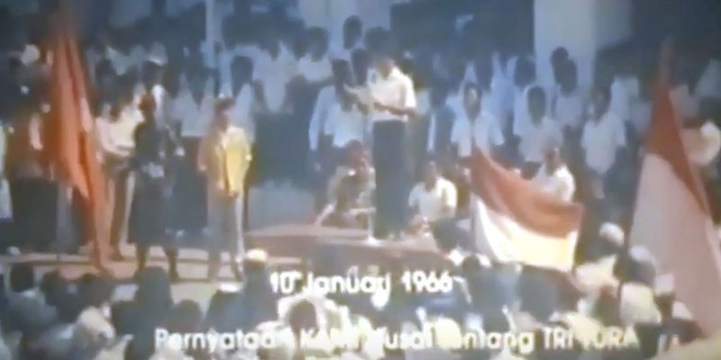 Kesatuan Aksi Mahasiswa Indonesia (KAMI) membacakan Tiga Tuntutan Rakyat (TRITURA) saat demontrasi 10 Januari 1966./Repro