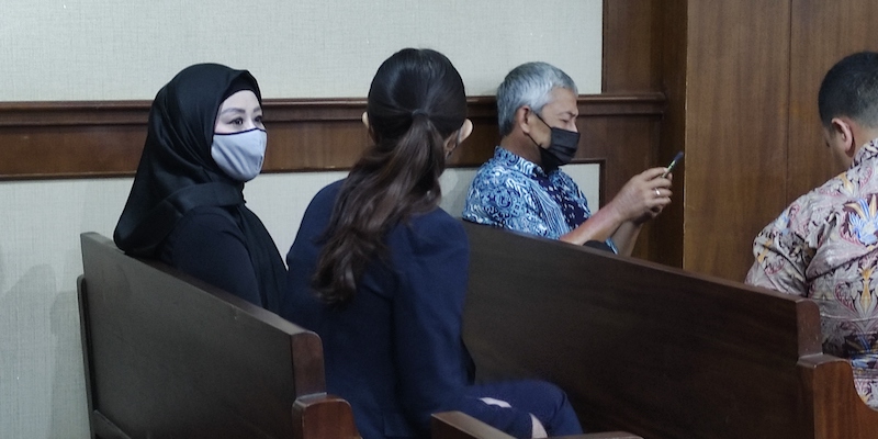 Jelang Bersaksi Di Kasus Benur, Istri Dan Sespri Edhy Prabowo Akrab Berbincang Di Ruang Sidang