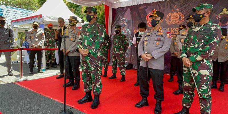 Panglima TNI Bersama Kapolri Tinjau Vaksinasi 2.000 Prajurit TNI-Polri Di Palembang