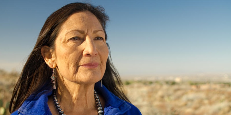Wanita Suku Asli Amerika Deb Halland Resmi Dikonfirmasi Senat Sebagai Menteri Dalam Negeri AS