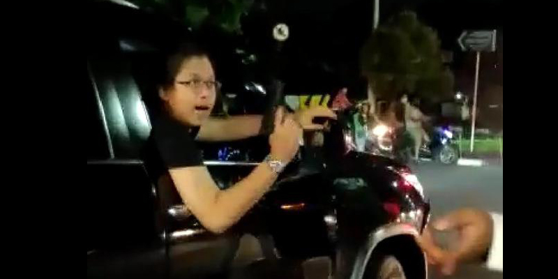 Polisi Buru Pengemudi Fortuner Yang Todongkan Pistol Ke Pengendara Wanita Di Duren Sawit