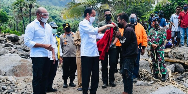 Jokowi Kasih Jaket Setelah Risma Marah Ke Relawan, PKS: Tangani Bencana Tak Cukup Dengan Pencitraan