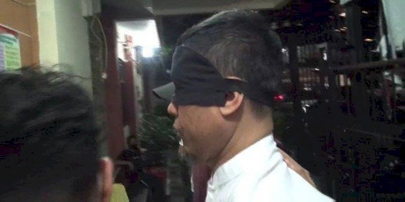 Pengacara Protes Munarman Dibawa Dengan Mata Tertutup Ke Rutan Polda