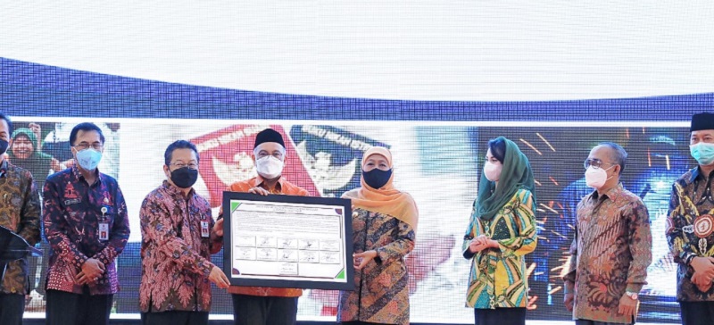 Beri Penghargaan, Khofifah Minta Bisa Jadi Role Model Bagi Kabupaten/Kota Di Jatim