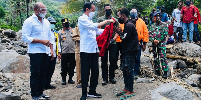 Temui Para Pengungsi Banjir Bandang di Lembata, Jokowi Dapat Keluhan Harga BBM Mahal