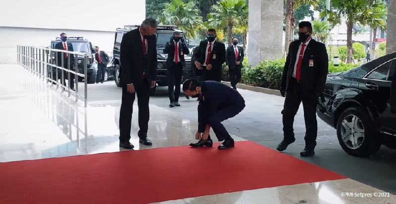 Jokowi (Lupa) Ikat Tali Sepatu Hadir Di ASEAN Leaders' Meeting