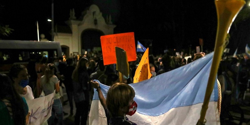 Tolak PJJ, Anak-anak Di Argentina Gelar Unjuk Rasa: Jangan Tutup Sekolah<i>!</i>