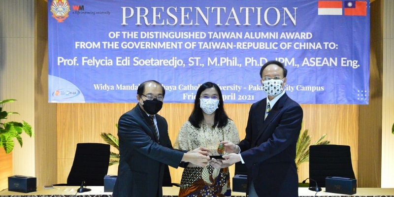 Profesor UKWMS Dapat Penghargaan 'Distinguished Taiwan Alumni Award'