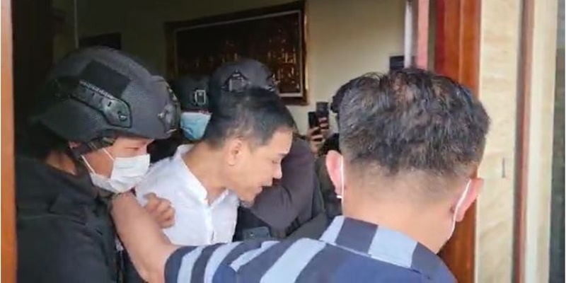Detik-detik Penangkapan Munarman, Diseret Sampai Dilarang Pakai Sandal